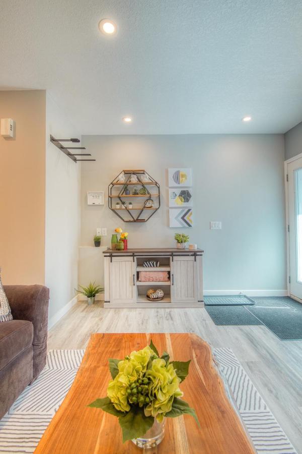 Beautiful Newly Reno 2Bdm 2 Bth Sleep Up To 6 Adults & Kids Mountain View Townhouse Suite Canmore Esterno foto
